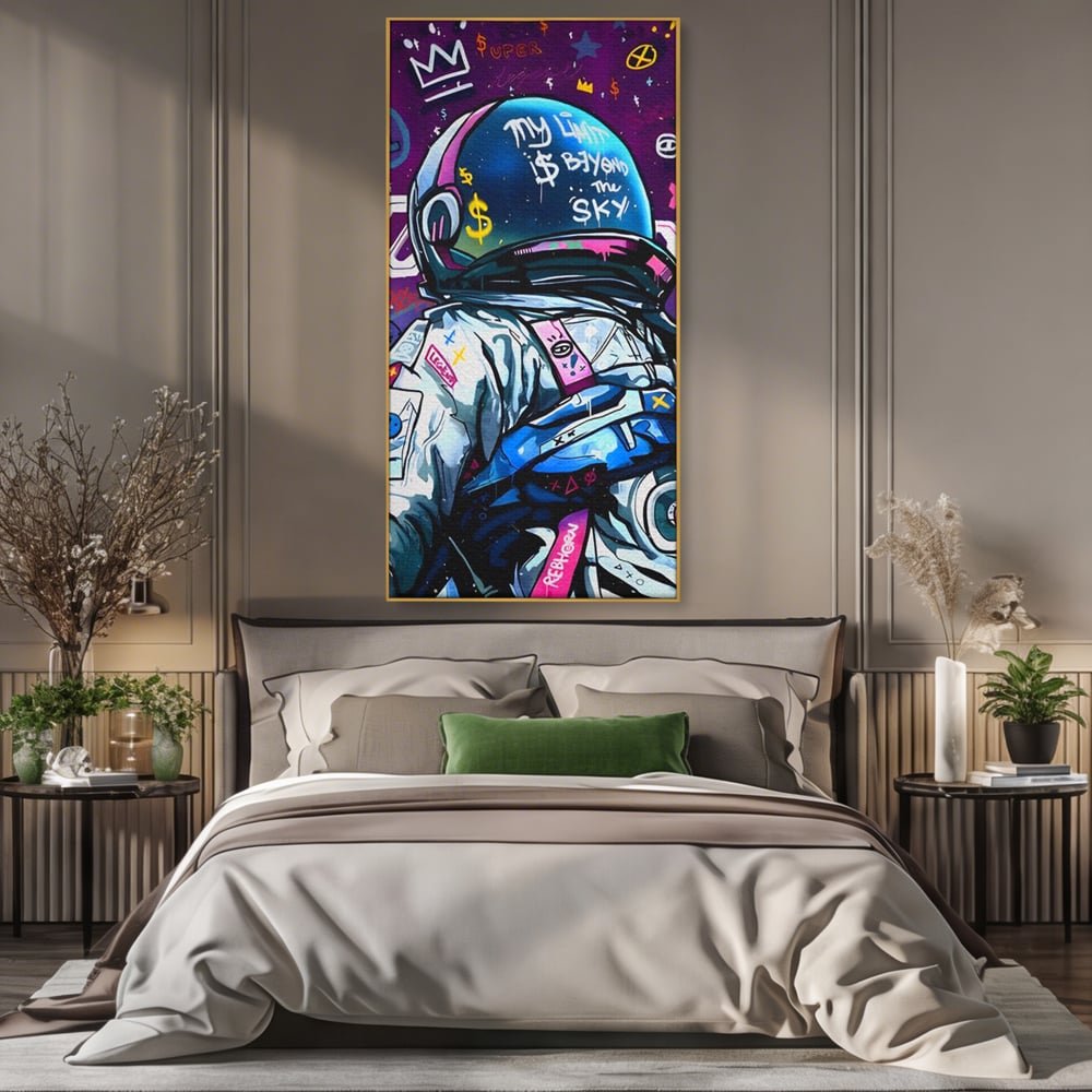 Tablou canvas cu tablou canvas cu astronaut graffiti, in rama de aluminiu auriu, pe perete intr-un dormitor