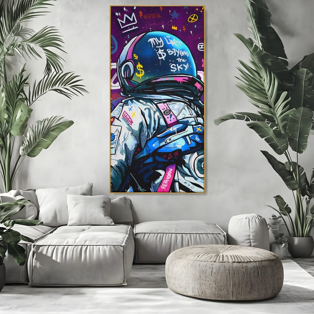 Tablou canvas cu tablou canvas cu astronaut graffiti, in rama de aluminiu auriu, pe perete intr-un living