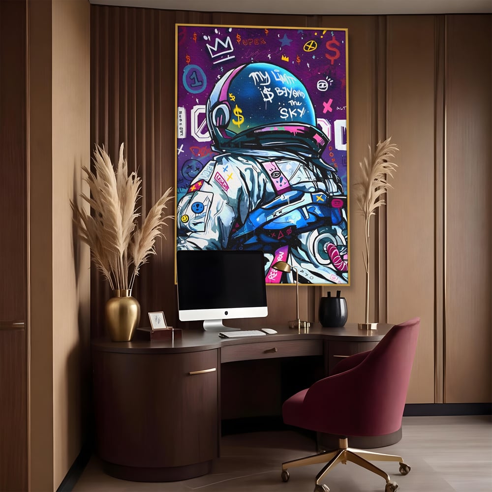 Tablou canvas cu tablou canvas cu astronaut graffiti, in rama de aluminiu auriu, pe perete intr-un birou