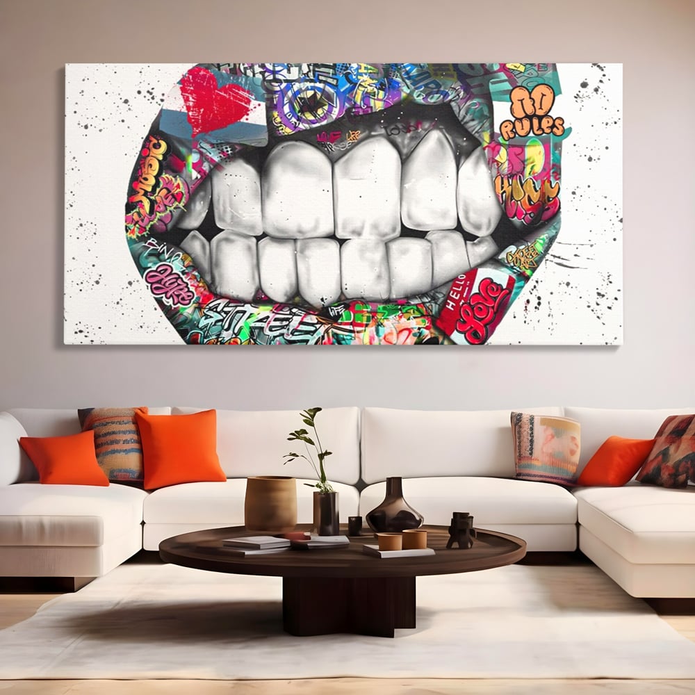 Tablou canvas cu tablou canvas cu buze graffiti, fara rama, pe sasiu de lemn, pe perete intr-un living