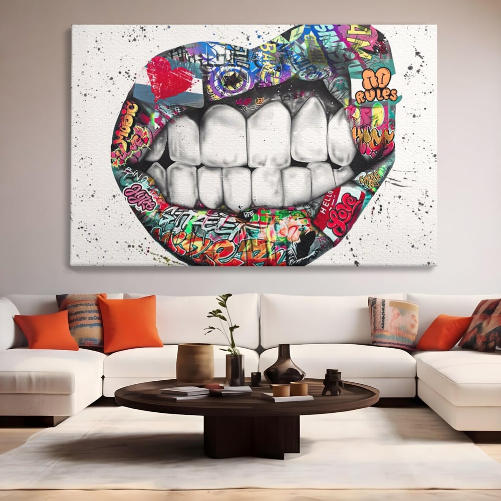 Tablou canvas cu tablou canvas cu buze graffiti, fara rama, pe sasiu de lemn, pe perete intr-un living