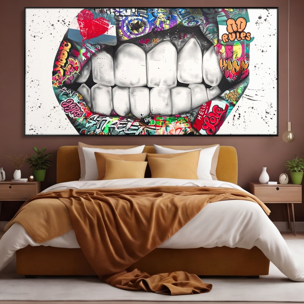 Tablou canvas cu tablou canvas cu buze graffiti, in rama de aluminiu negru, pe perete intr-un dormitor