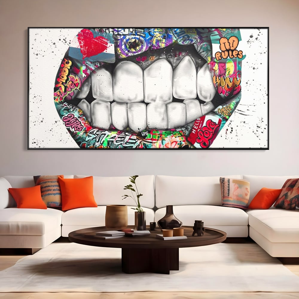 Tablou canvas cu tablou canvas cu buze graffiti, in rama de aluminiu negru, pe perete intr-un living