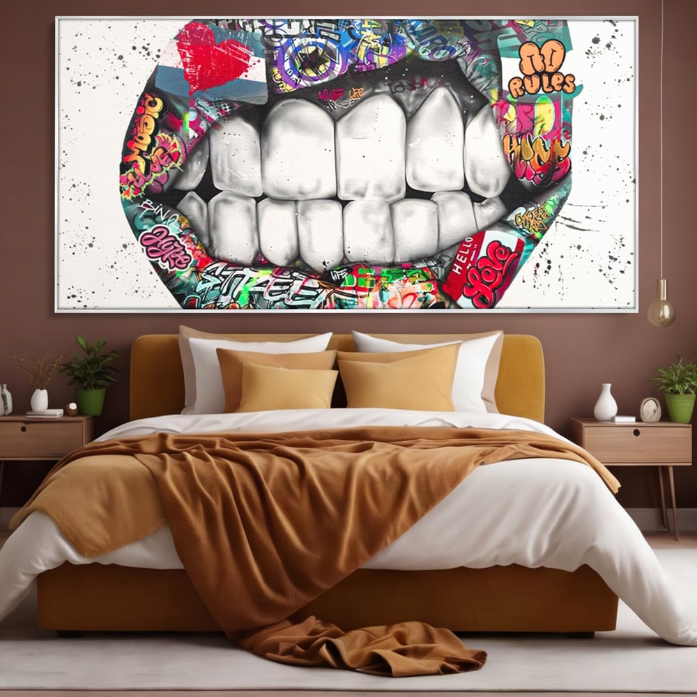 Tablou canvas cu tablou canvas cu buze graffiti, in rama de aluminiu argintiu, pe perete intr-un dormitor