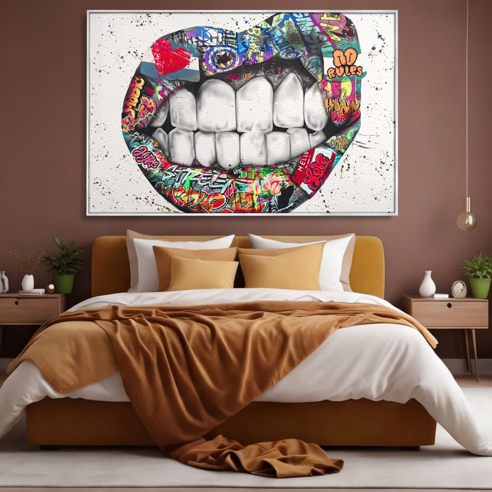 Tablou canvas cu tablou canvas cu buze graffiti, in rama de aluminiu argintiu, pe perete intr-un dormitor