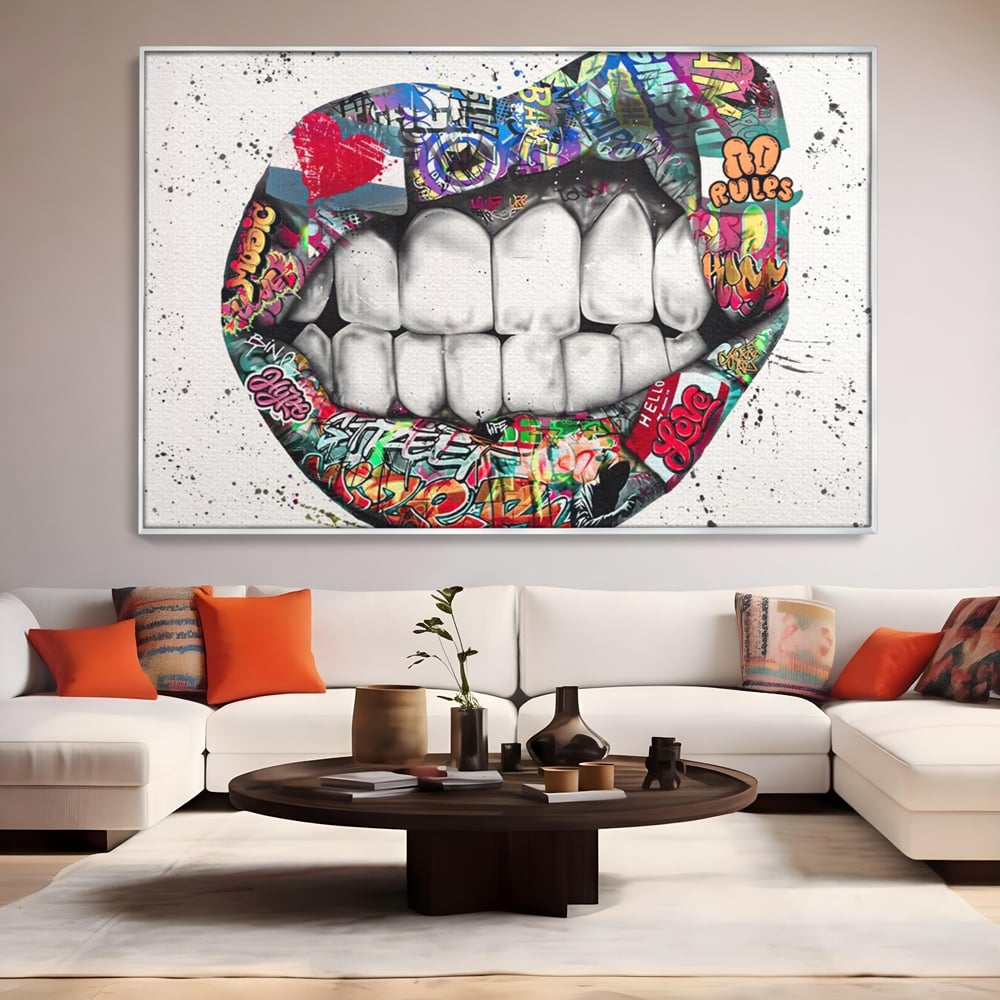 Tablou canvas cu tablou canvas cu buze graffiti, in rama de aluminiu argintiu, pe perete intr-un living
