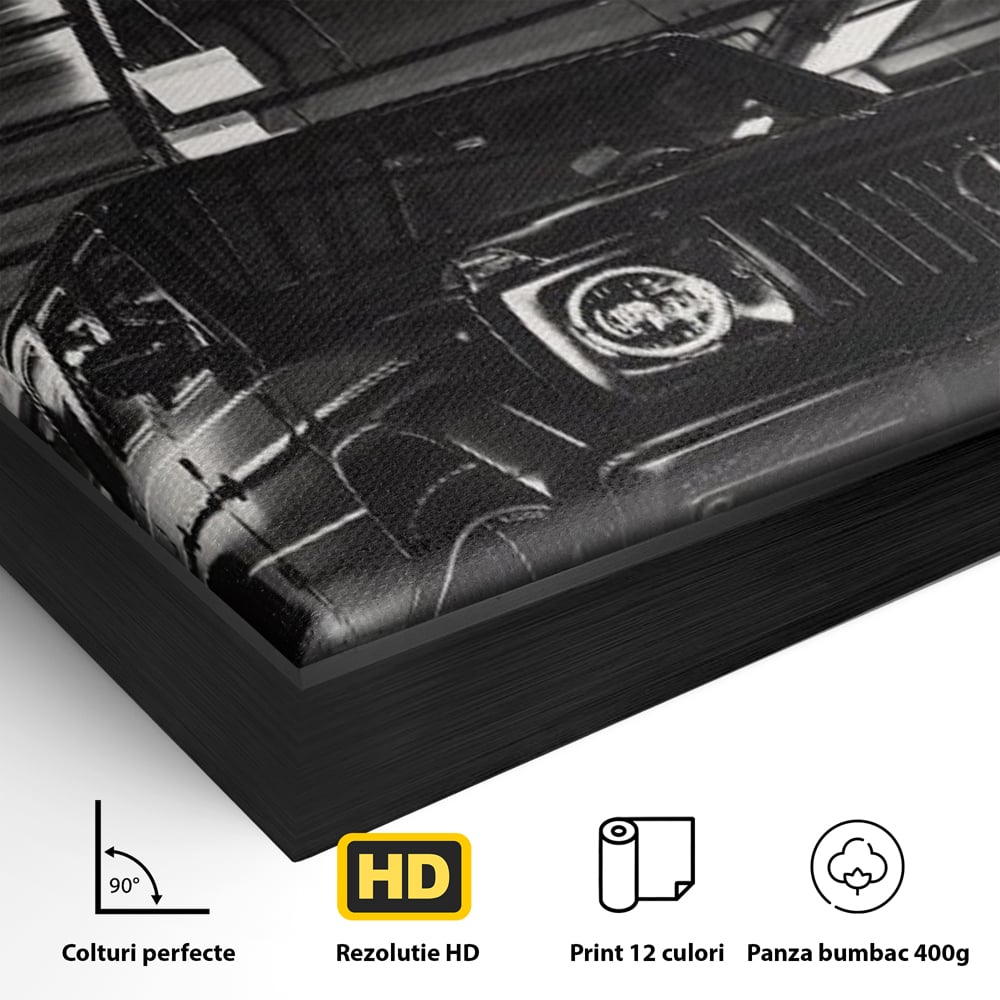 Detaliu al suprafetei: tablou canvas cu masina si text, in rama de aluminiu negru