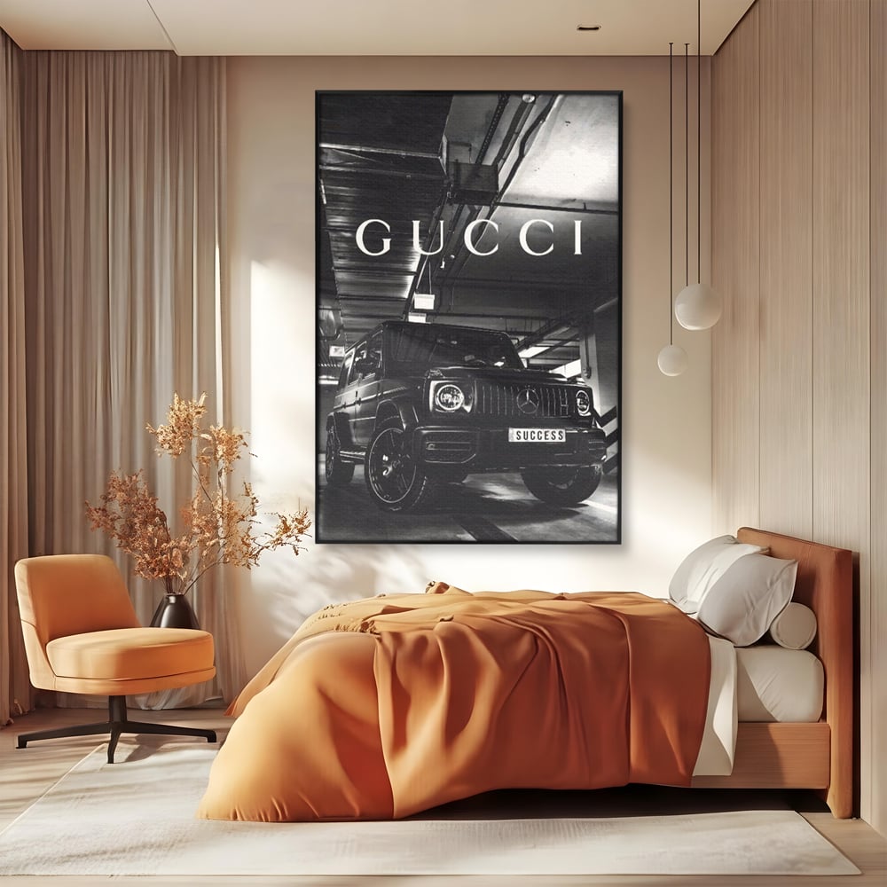 Tablou canvas cu tablou canvas cu masina si text, in rama de aluminiu negru, pe perete intr-un dormitor