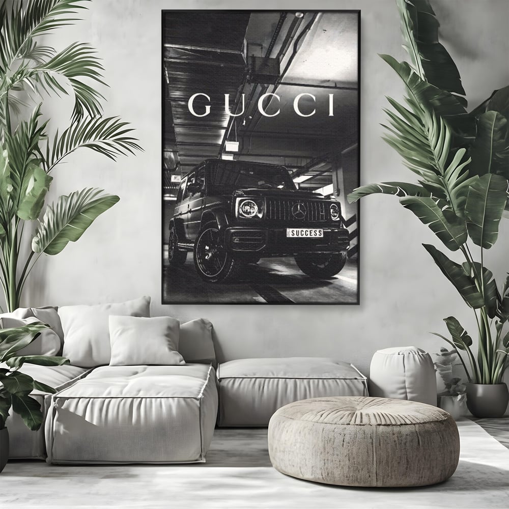 Tablou canvas cu tablou canvas cu masina si text, in rama de aluminiu negru, pe perete intr-un living