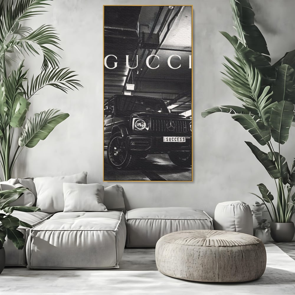 Tablou canvas cu tablou canvas cu masina si text, in rama de aluminiu auriu, pe perete intr-un living