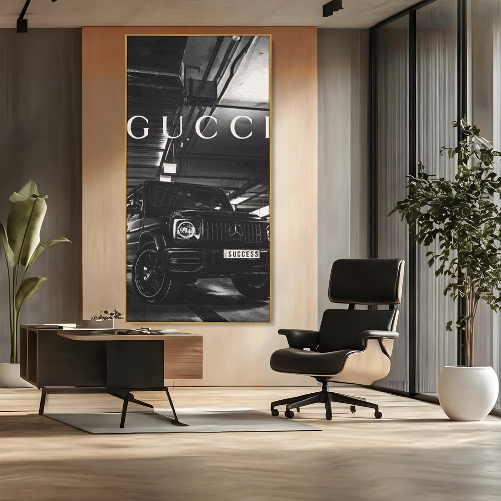 Tablou canvas cu tablou canvas cu masina si text, in rama de aluminiu auriu, pe perete intr-un birou