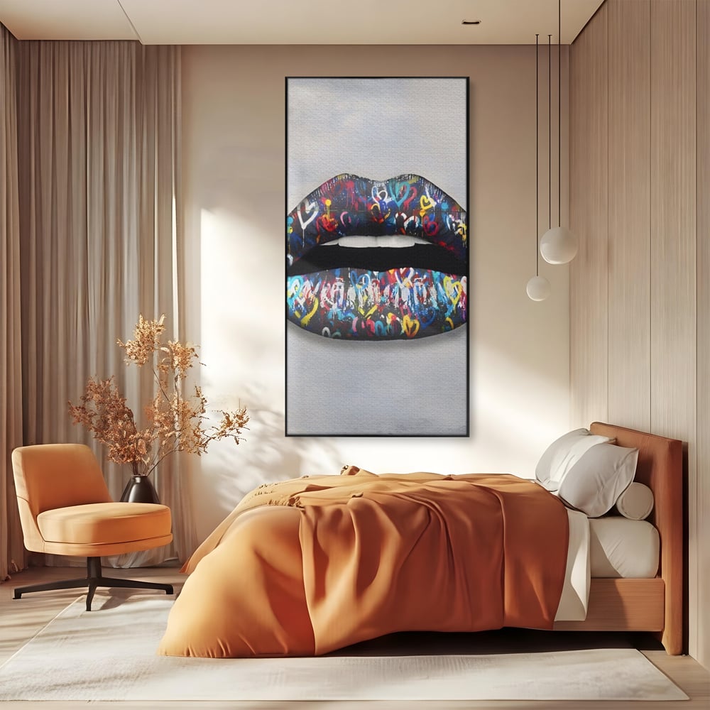 Tablou canvas cu tablou canvas cu buze negre, in rama de aluminiu negru, pe perete intr-un dormitor
