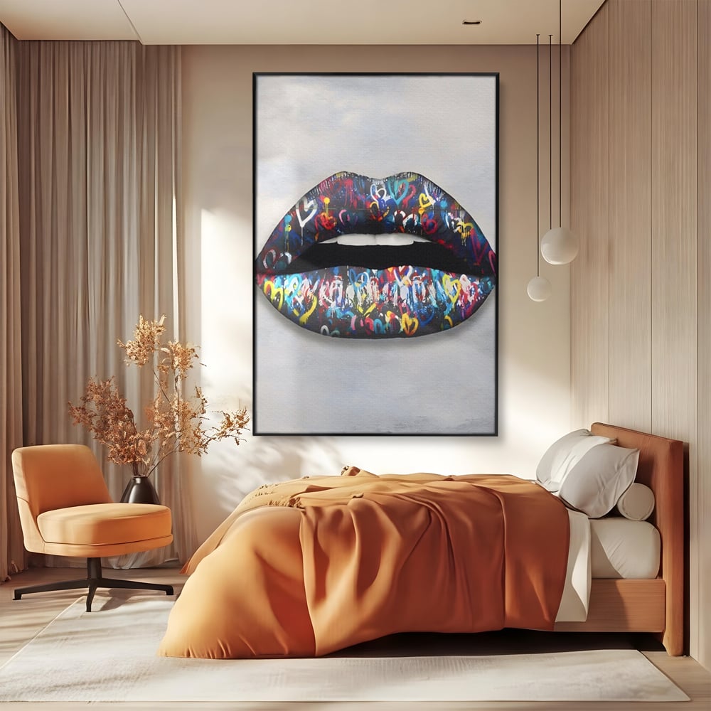 Tablou canvas cu tablou canvas cu buze negre, in rama de aluminiu negru, pe perete intr-un dormitor