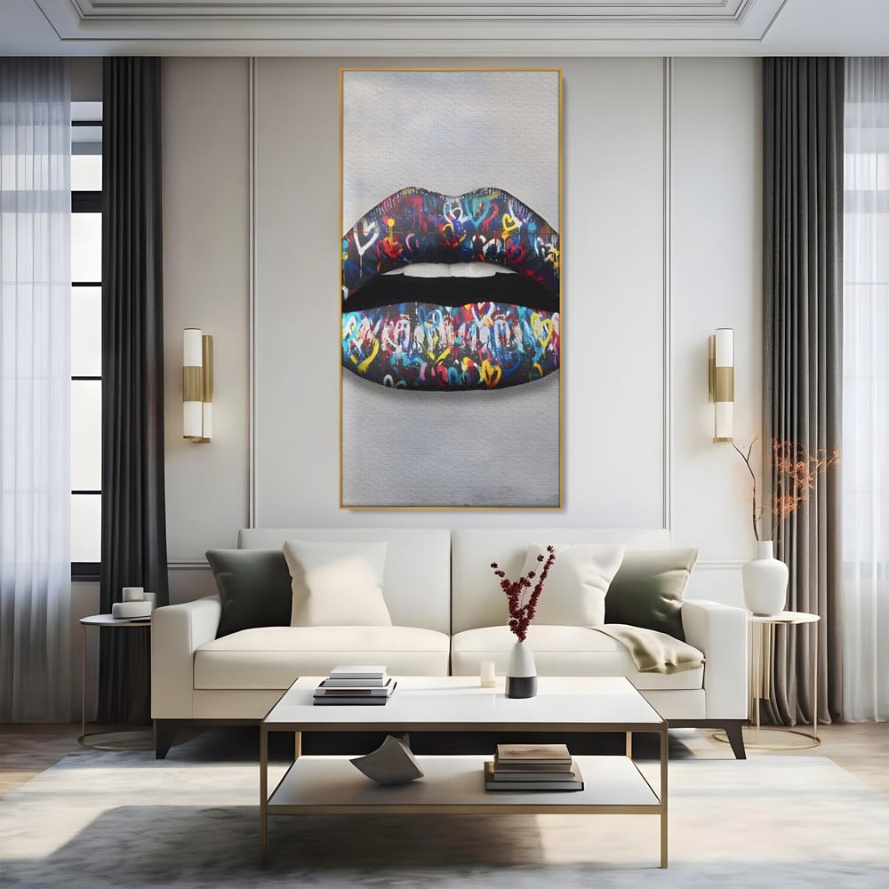 Tablou canvas cu tablou canvas cu buze negre, in rama de aluminiu auriu, pe perete intr-un living