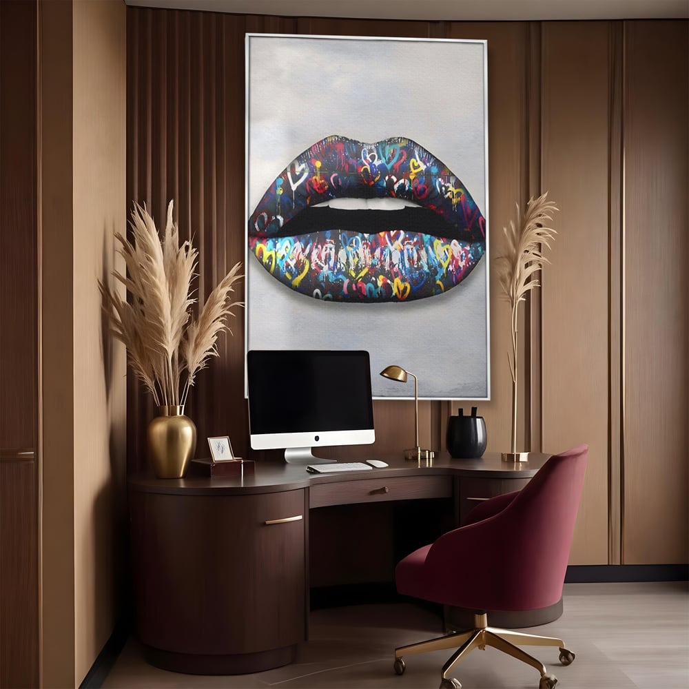 Tablou canvas cu tablou canvas cu buze negre, in rama de aluminiu argintiu, pe perete intr-un birou