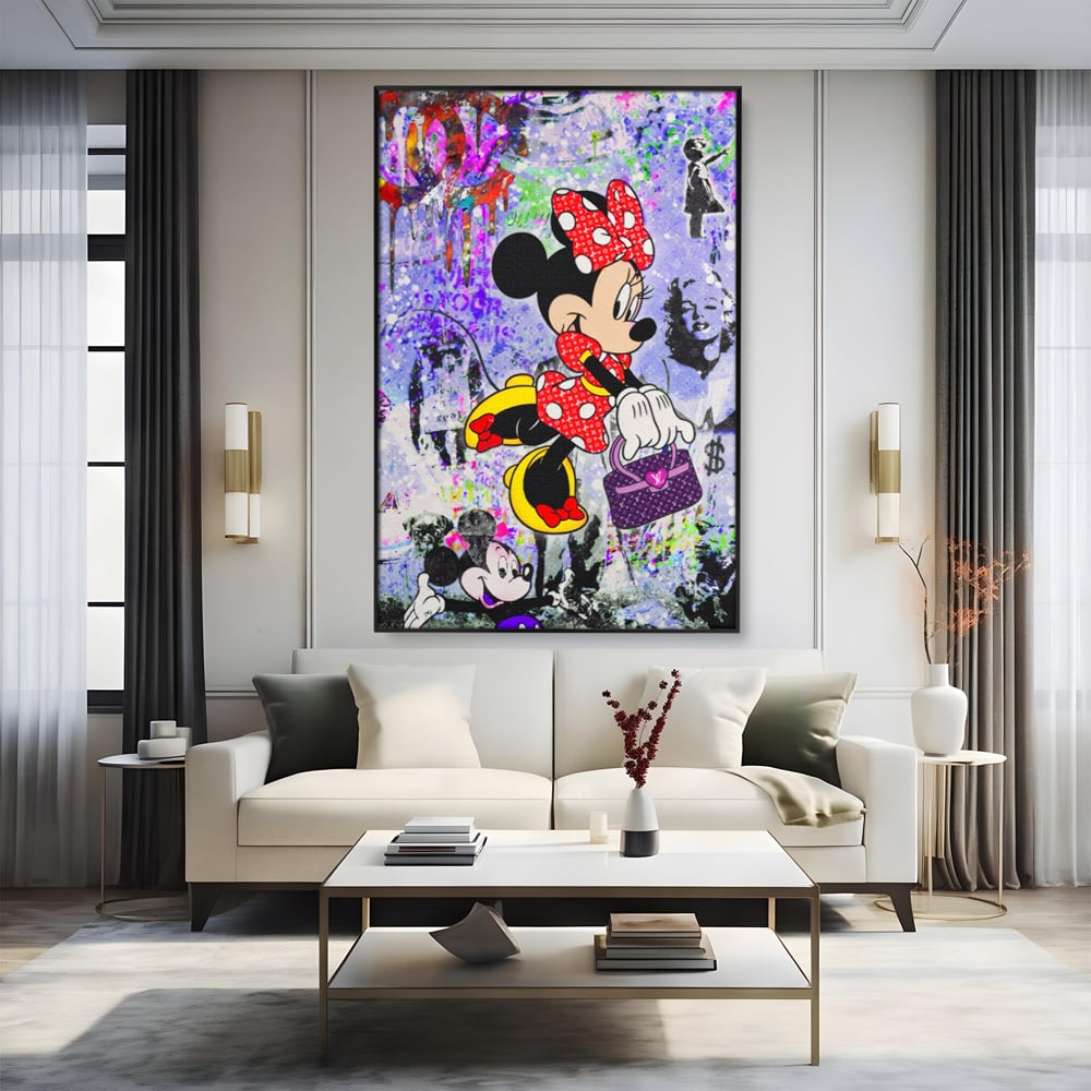 Tablou canvas cu tablou canvas cu minnie mouse stil pop art, in rama de aluminiu negru, pe perete intr-un living