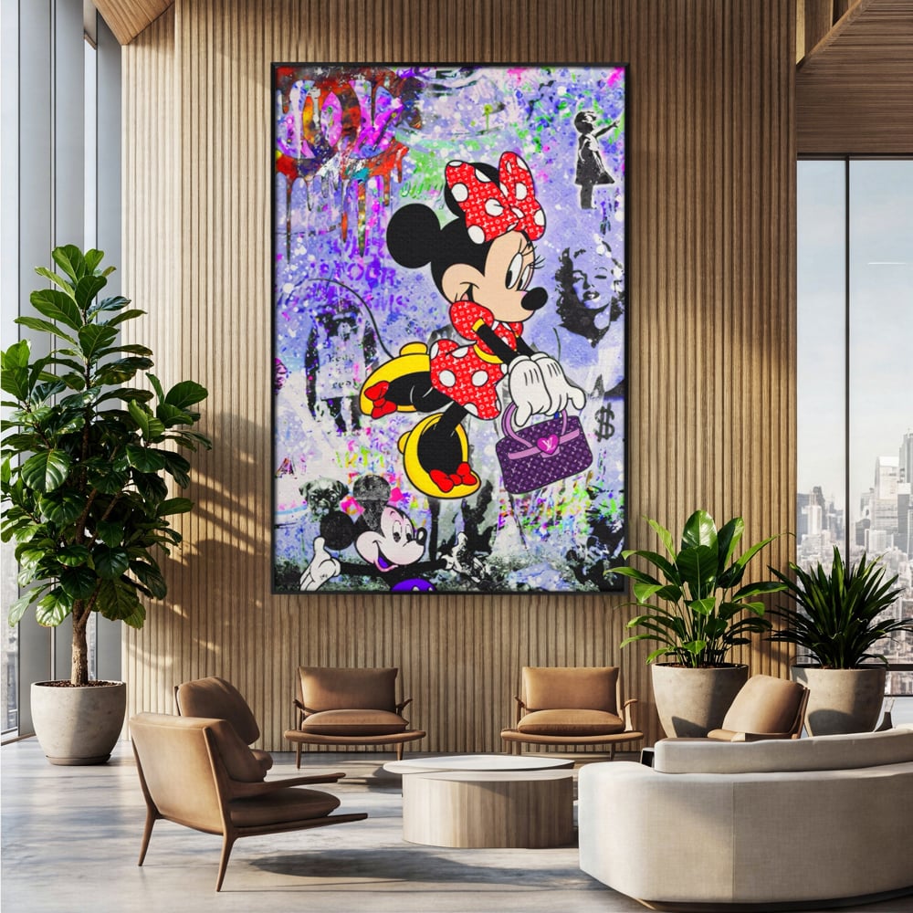 Tablou canvas cu tablou canvas cu minnie mouse stil pop art, in rama de aluminiu negru, pe perete intr-un birou
