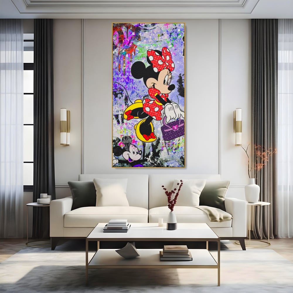 Tablou canvas cu tablou canvas cu minnie mouse stil pop art, in rama de aluminiu auriu, pe perete intr-un living