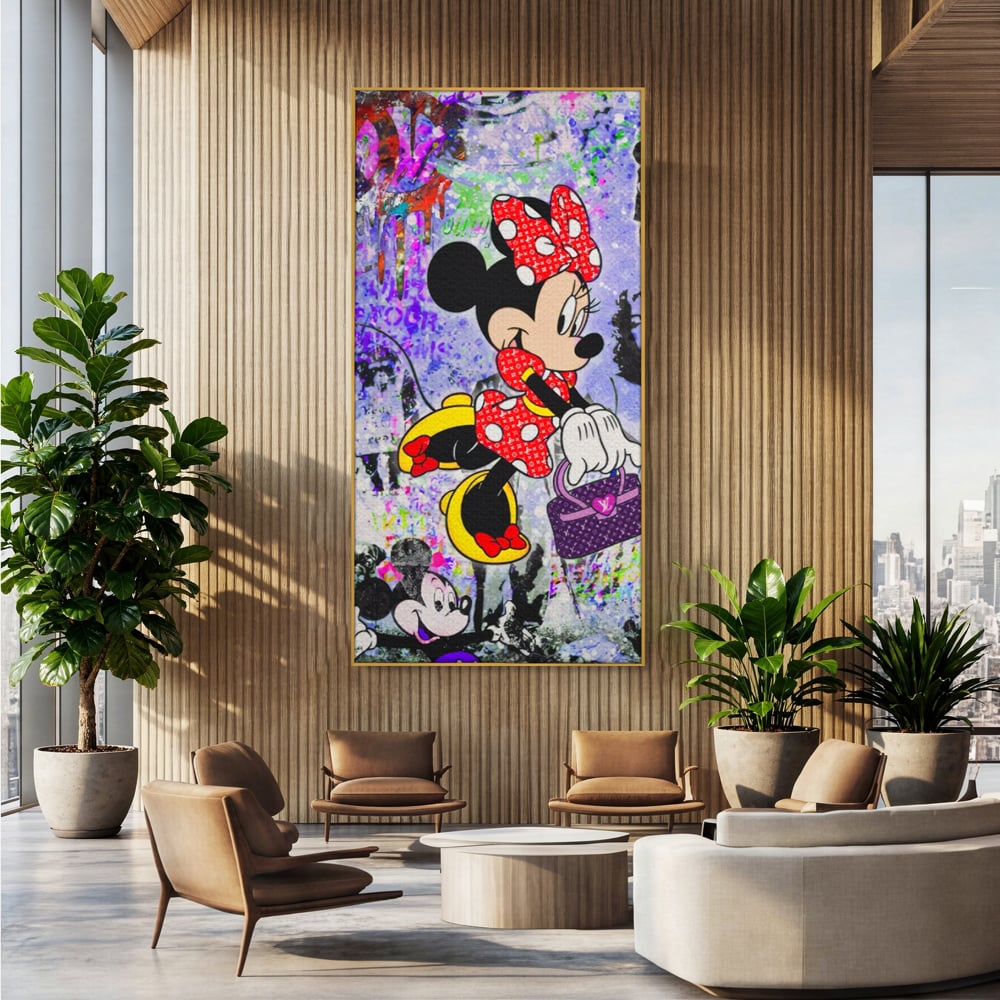 Tablou canvas cu tablou canvas cu minnie mouse stil pop art, in rama de aluminiu auriu, pe perete intr-un birou