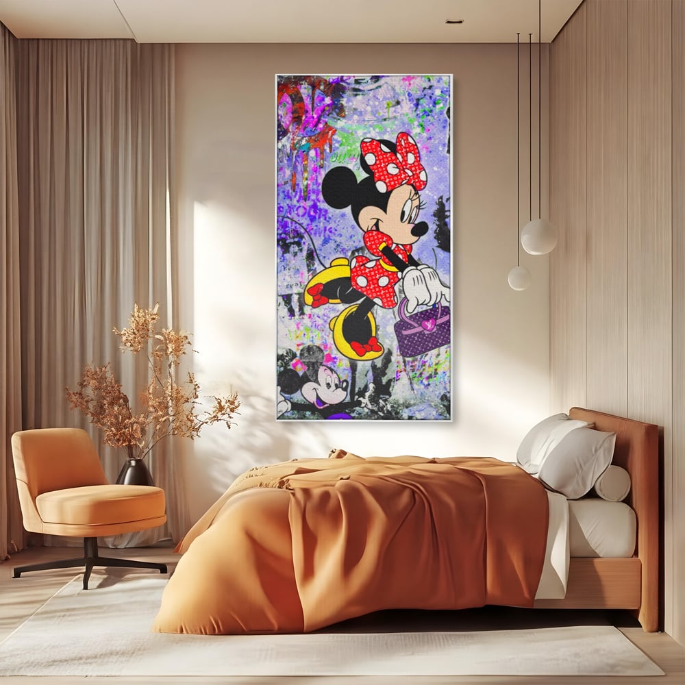 Tablou canvas cu tablou canvas cu minnie mouse stil pop art, in rama de aluminiu argintiu, pe perete intr-un dormitor