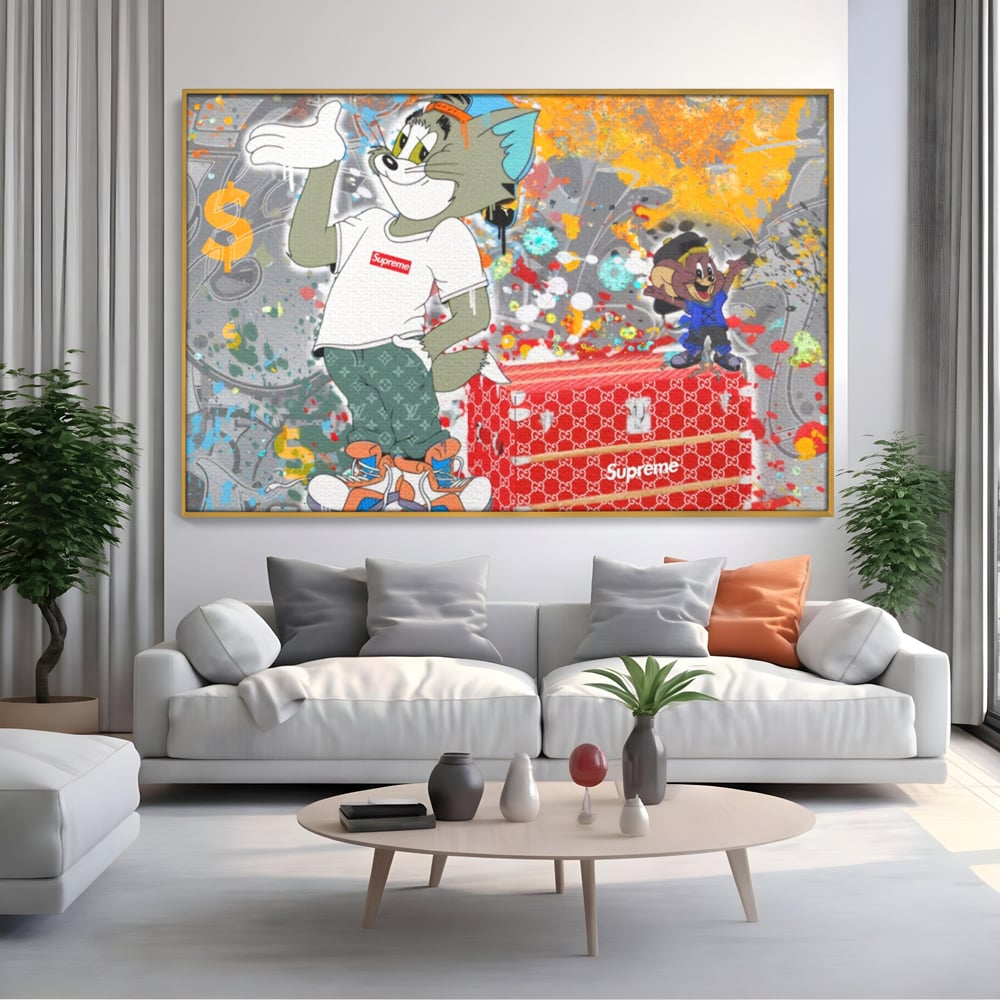 Tablou canvas cu tablou canvas cu tom si jerry, in rama de aluminiu auriu, pe perete intr-un living