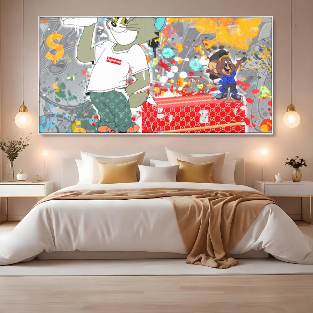 Tablou canvas cu tablou canvas cu tom si jerry, in rama de aluminiu argintiu, pe perete intr-un dormitor