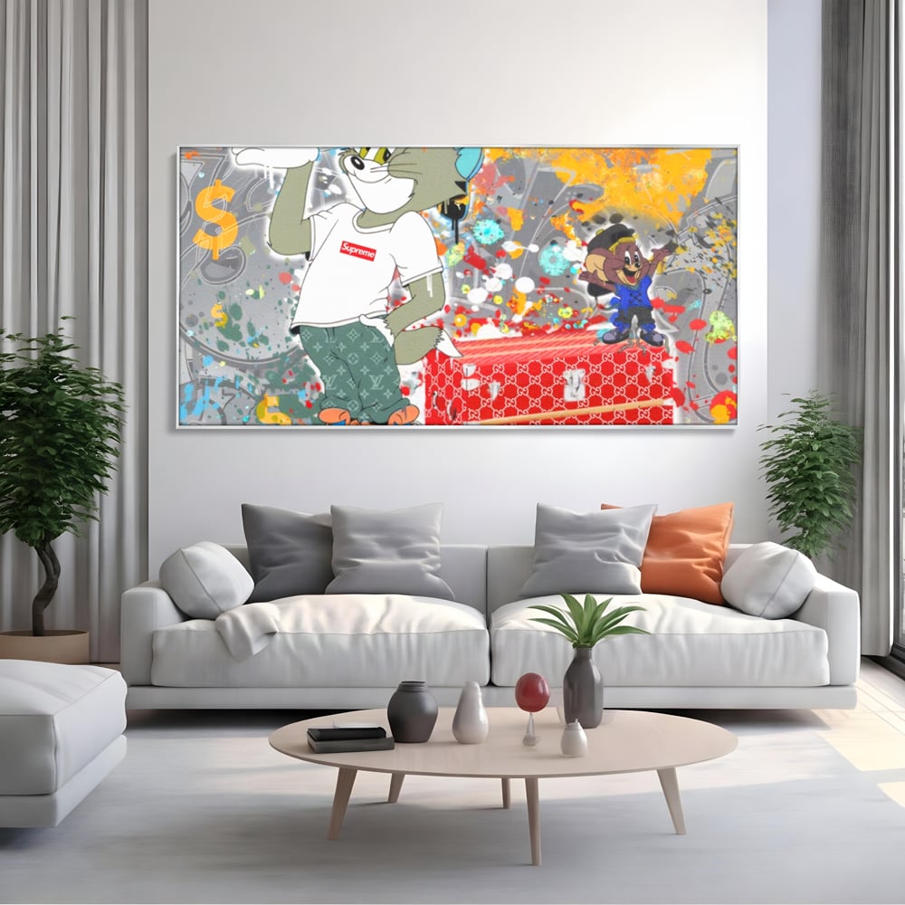 Tablou canvas cu tablou canvas cu tom si jerry, in rama de aluminiu argintiu, pe perete intr-un living