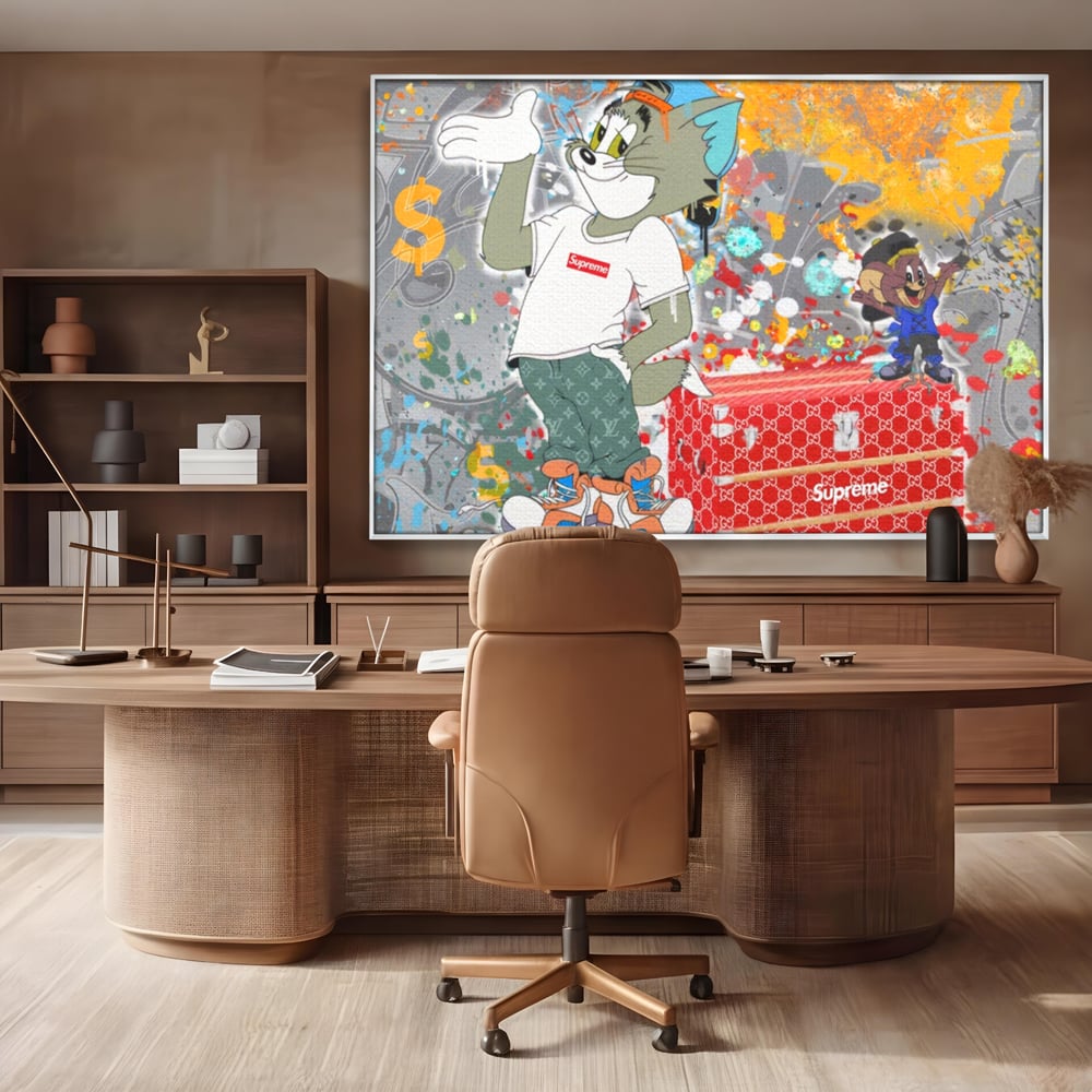 Tablou canvas cu tablou canvas cu tom si jerry, in rama de aluminiu argintiu, pe perete intr-un birou