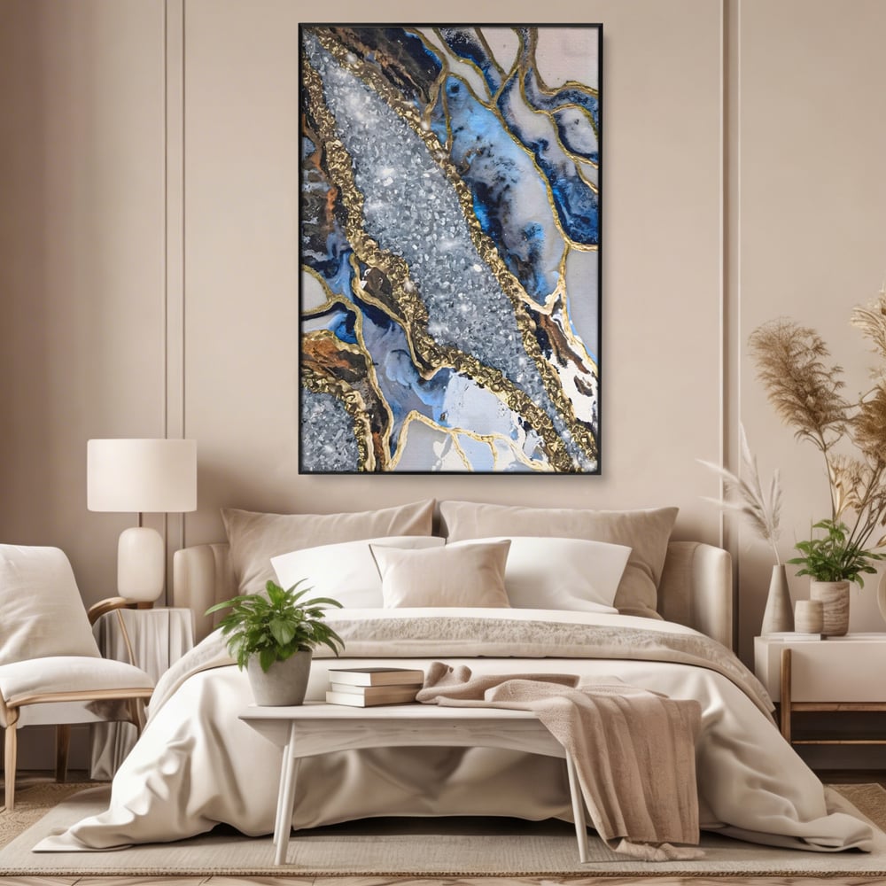 Tablou canvas cu pictura abstracta cu textura de marmura si detalii aurii, in rama de aluminiu negru, pe perete intr-un dormitor