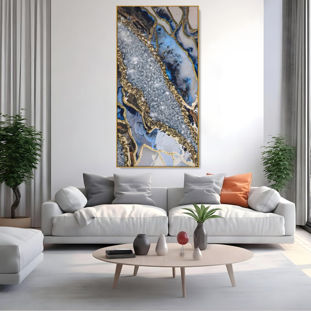 Tablou canvas cu pictura abstracta cu textura de marmura si detalii aurii, in rama de aluminiu auriu, pe perete intr-un living