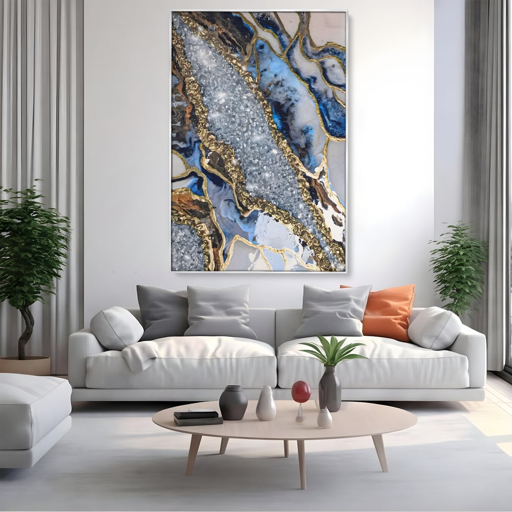 Tablou canvas cu pictura abstracta cu textura de marmura si detalii aurii, in rama de aluminiu argintiu, pe perete intr-un living