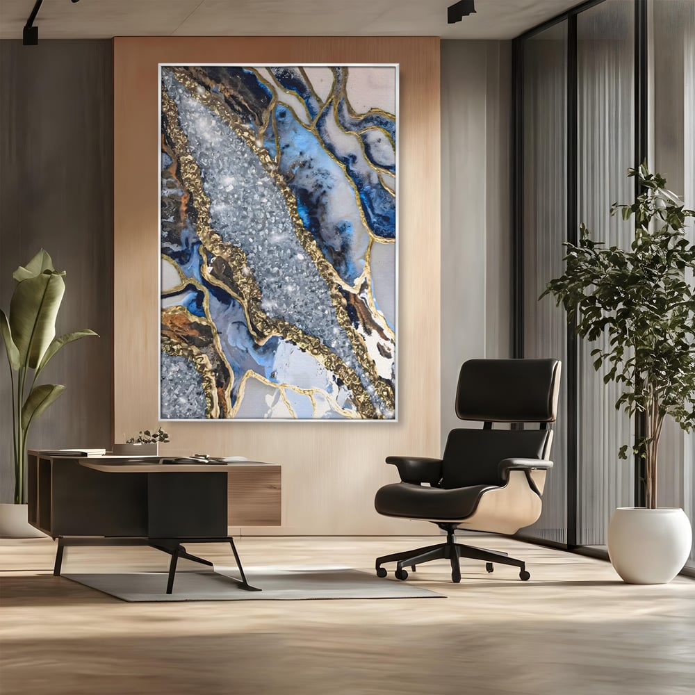 Tablou canvas cu pictura abstracta cu textura de marmura si detalii aurii, in rama de aluminiu argintiu, pe perete intr-un birou
