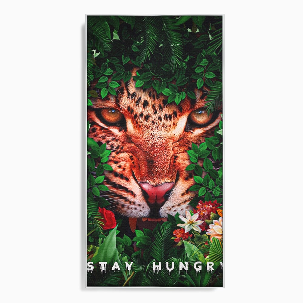 Tablou canvas cu ilustratie digitala portret tigru in jungla, in rama de aluminiu argintiu