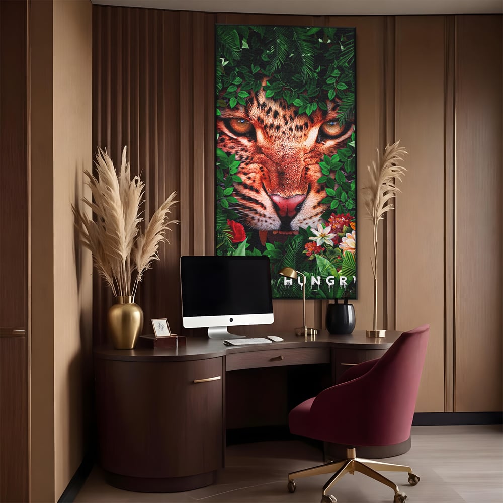 Tablou canvas cu ilustratie digitala portret tigru in jungla, in rama de aluminiu negru, pe perete intr-un birou
