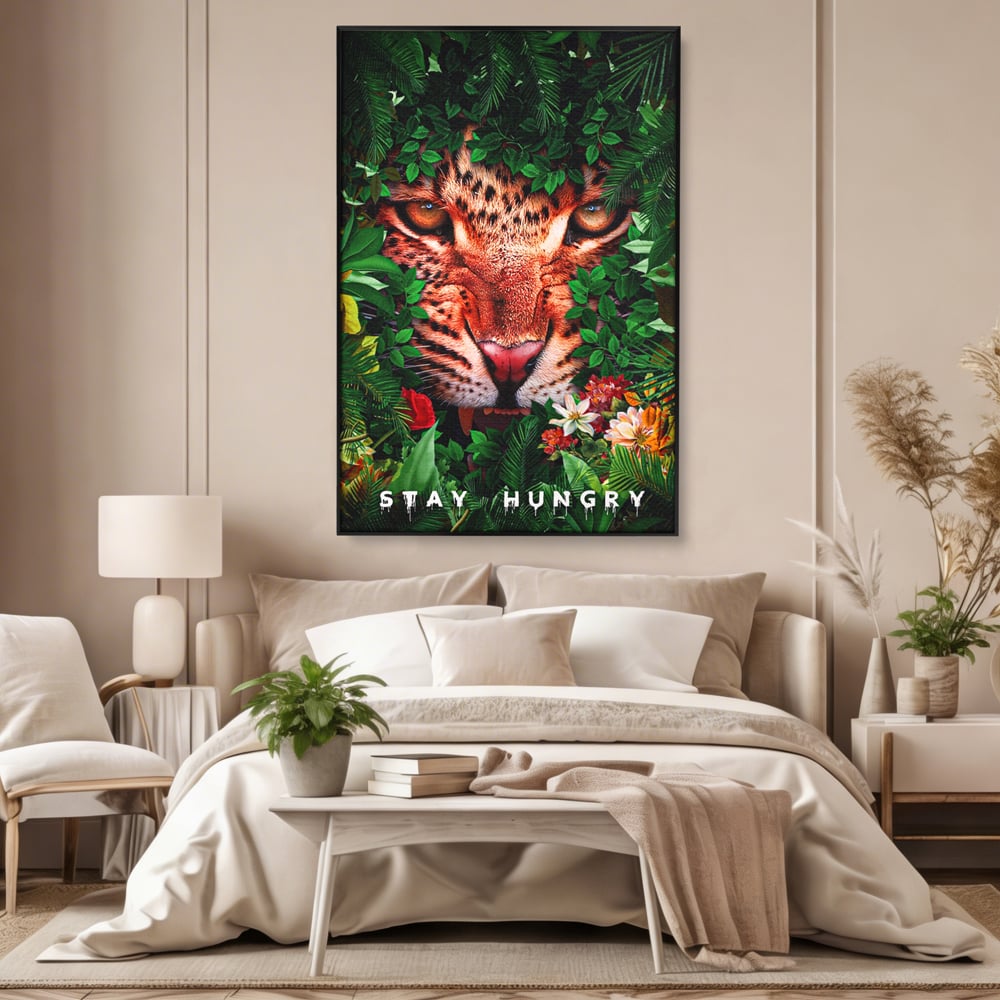 Tablou canvas cu ilustratie digitala portret tigru in jungla, in rama de aluminiu negru, pe perete intr-un dormitor