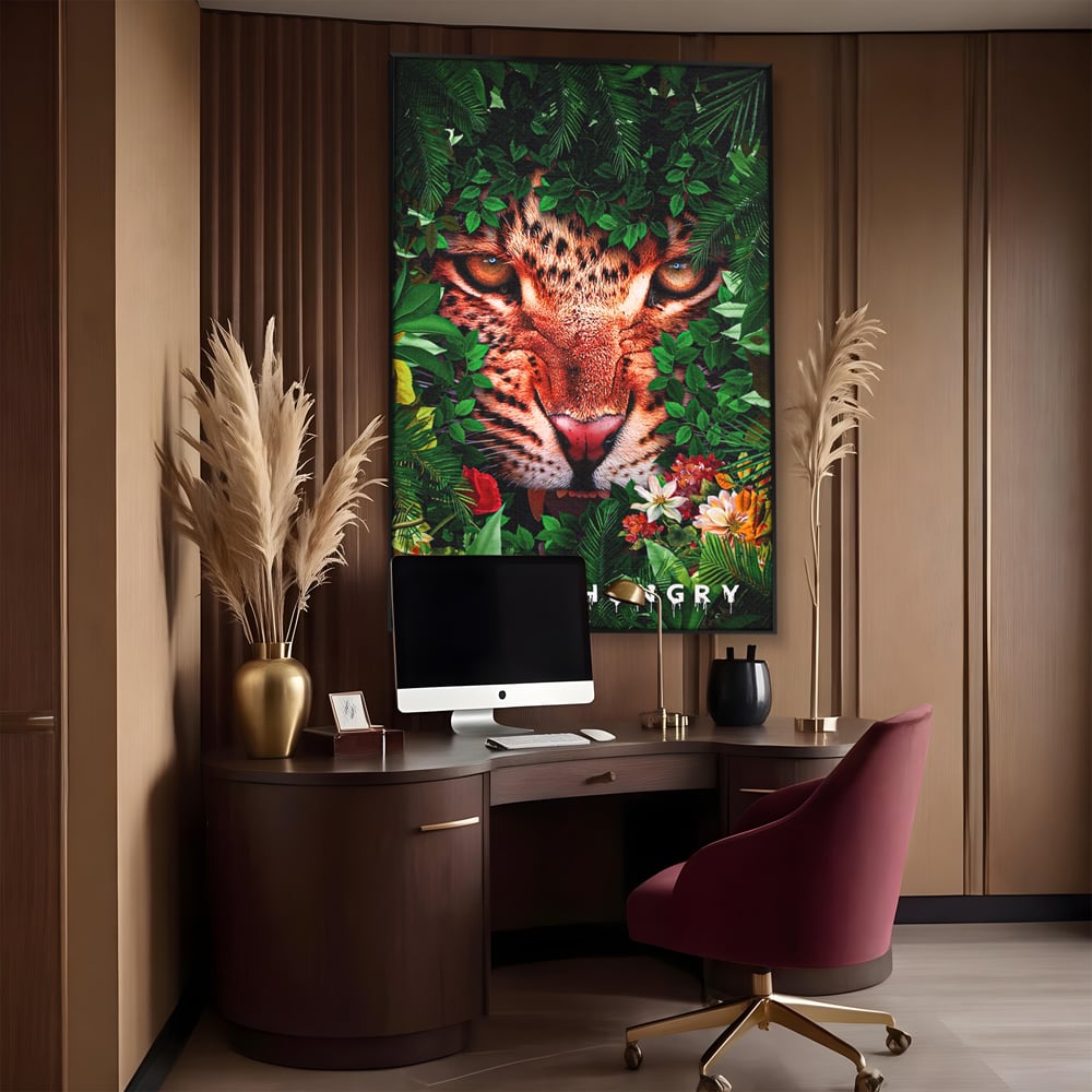 Tablou canvas cu ilustratie digitala portret tigru in jungla, in rama de aluminiu negru, pe perete intr-un birou