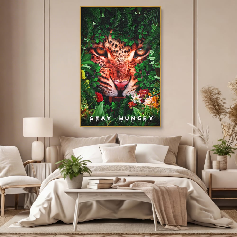 Tablou canvas cu ilustratie digitala portret tigru in jungla, in rama de aluminiu auriu, pe perete intr-un dormitor