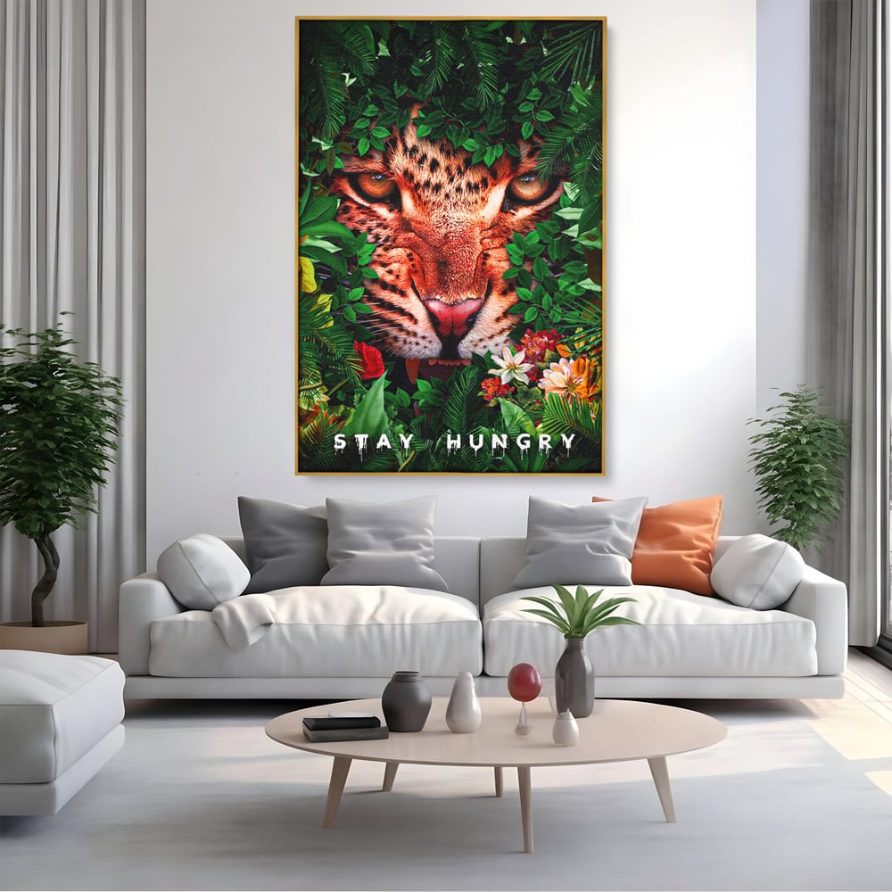 Tablou canvas cu ilustratie digitala portret tigru in jungla, in rama de aluminiu auriu, pe perete intr-un living