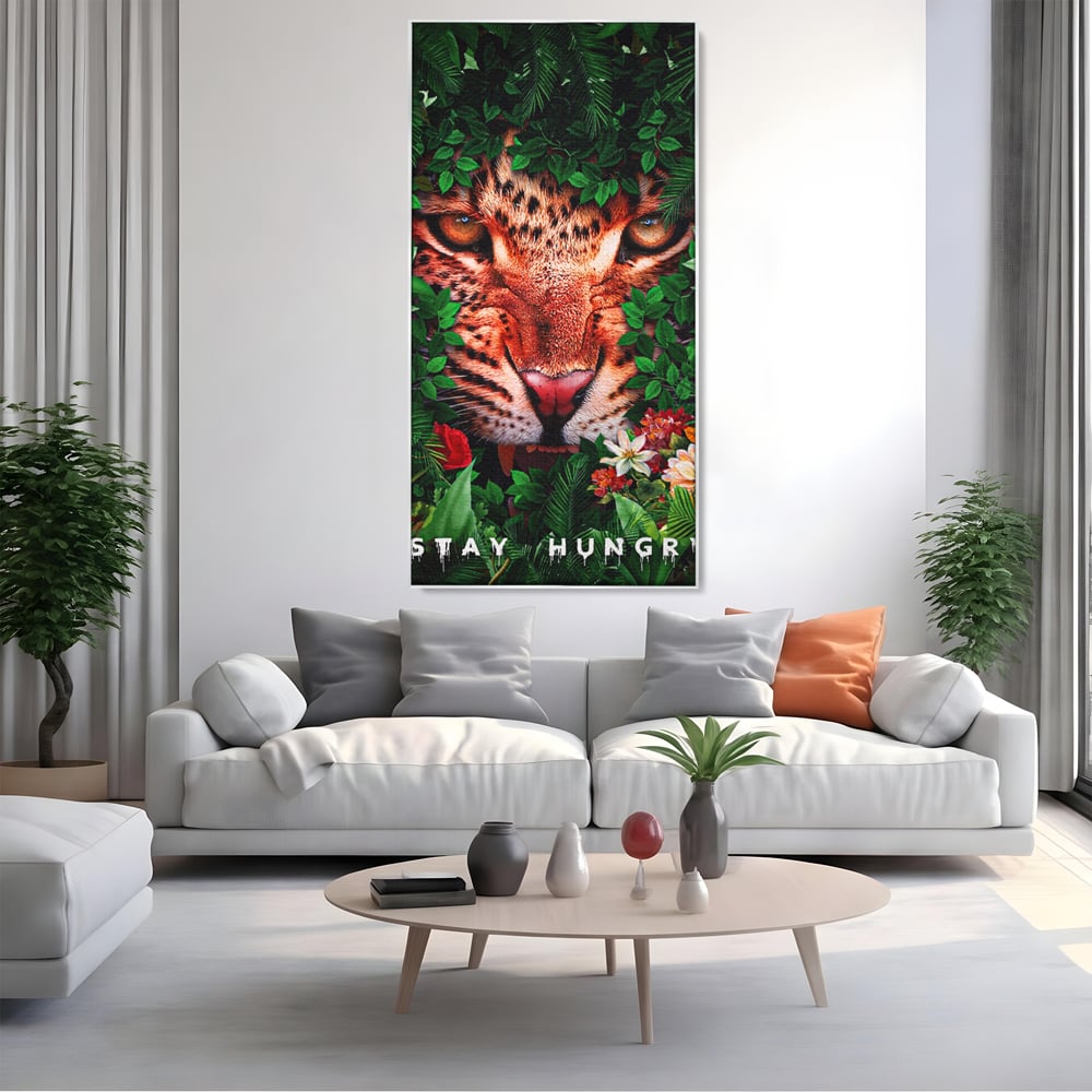 Tablou canvas cu ilustratie digitala portret tigru in jungla, in rama de aluminiu argintiu, pe perete intr-un living