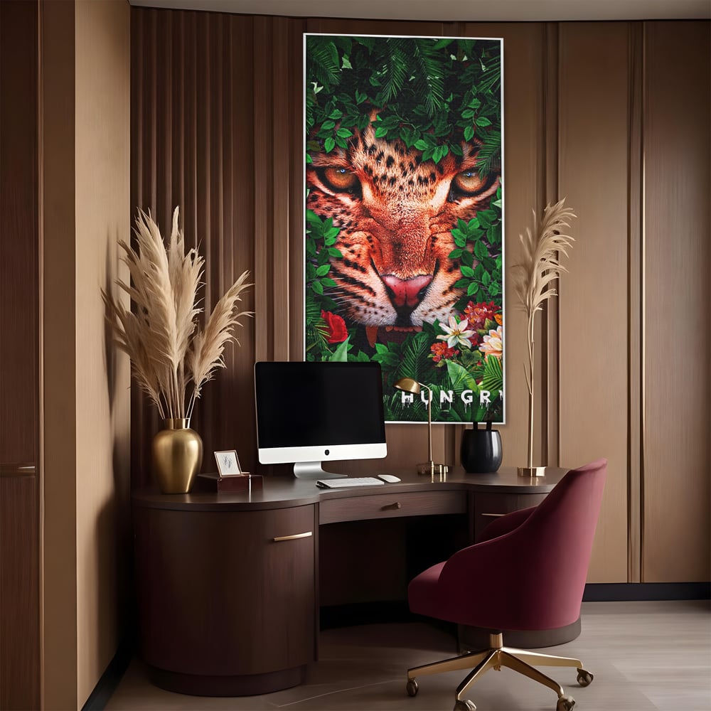 Tablou canvas cu ilustratie digitala portret tigru in jungla, in rama de aluminiu argintiu, pe perete intr-un birou