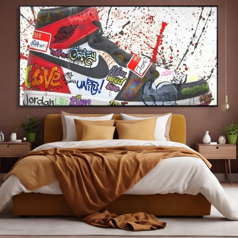 Tablou canvas cu pictura adidasi air jordan cu graffiti, in rama de aluminiu negru, pe perete intr-un dormitor