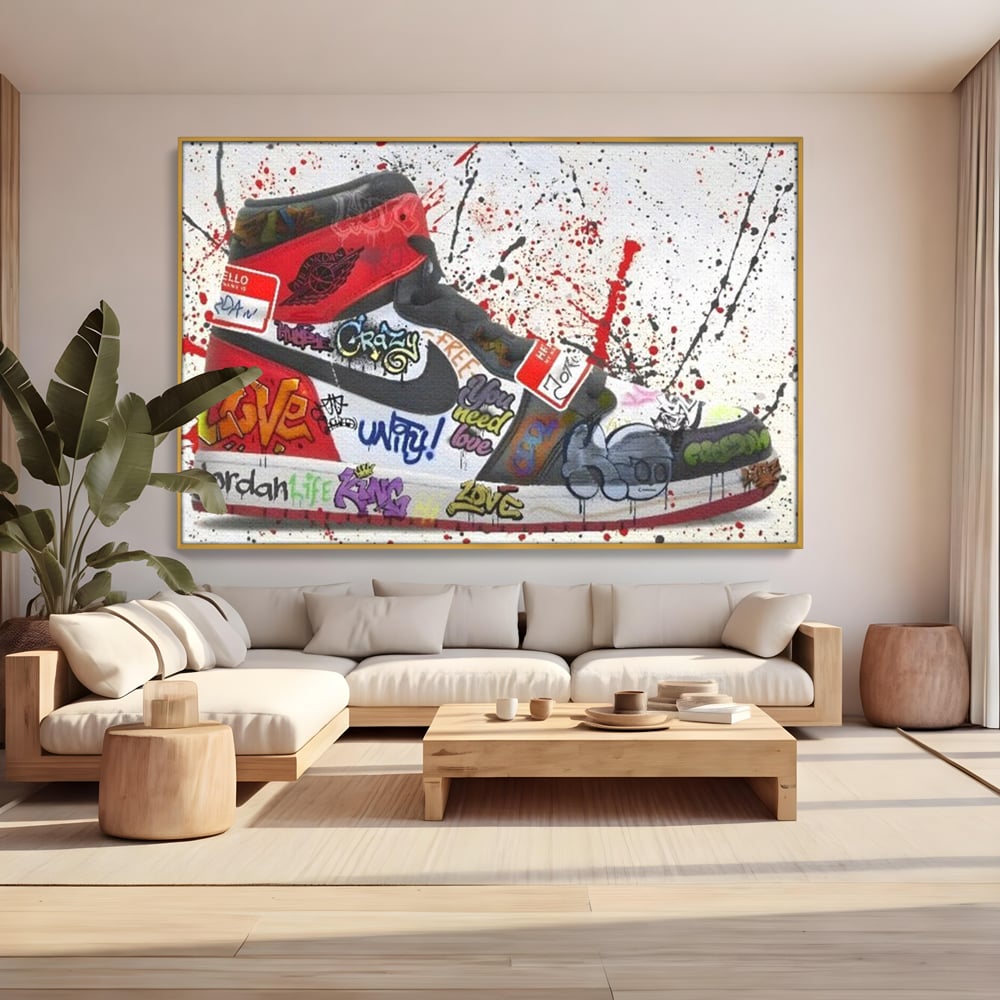 Tablou canvas cu pictura adidasi air jordan cu graffiti, in rama de aluminiu auriu, pe perete intr-un living