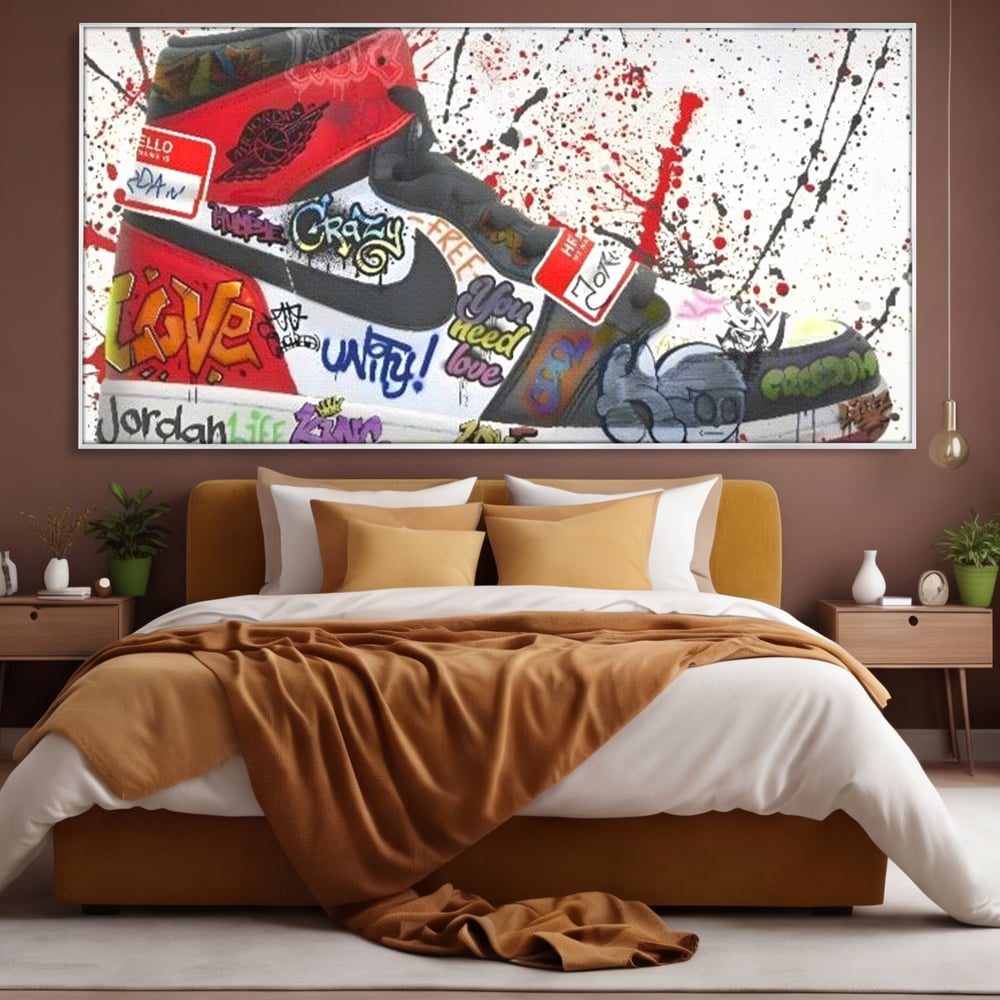Tablou canvas cu pictura adidasi air jordan cu graffiti, in rama de aluminiu argintiu, pe perete intr-un dormitor