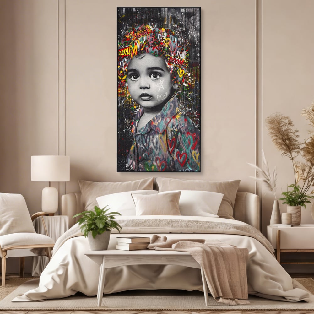 Tablou canvas cu tablou canvas cu portretul unui copil si graffiti, in rama de aluminiu negru, pe perete intr-un dormitor
