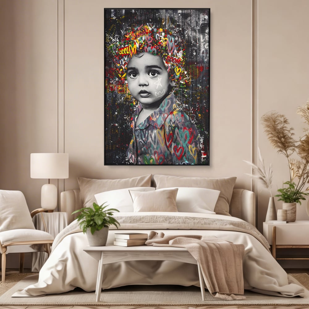 Tablou canvas cu tablou canvas cu portretul unui copil si graffiti, in rama de aluminiu negru, pe perete intr-un dormitor