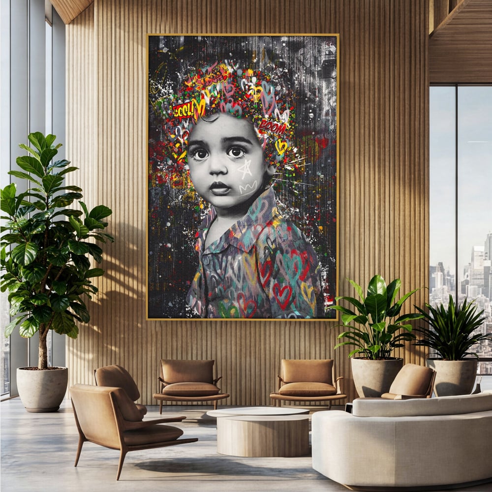 Tablou canvas cu tablou canvas cu portretul unui copil si graffiti, in rama de aluminiu auriu, pe perete intr-un birou