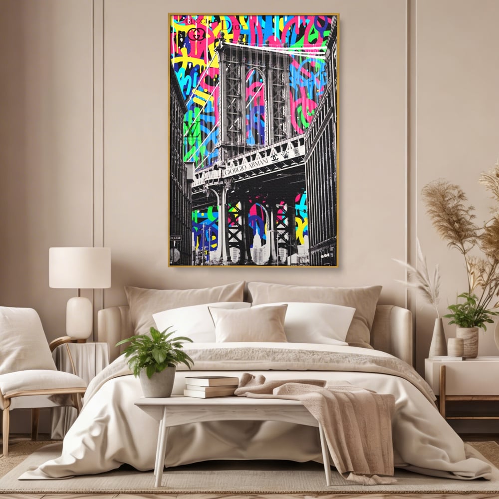 Tablou canvas cu tablou canvas cu pod si graffiti, in rama de aluminiu auriu, pe perete intr-un dormitor
