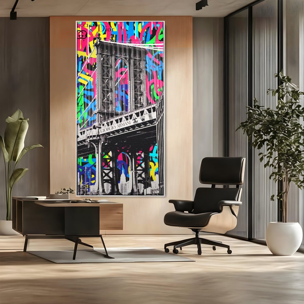 Tablou canvas cu tablou canvas cu pod si graffiti, in rama de aluminiu argintiu, pe perete intr-un birou