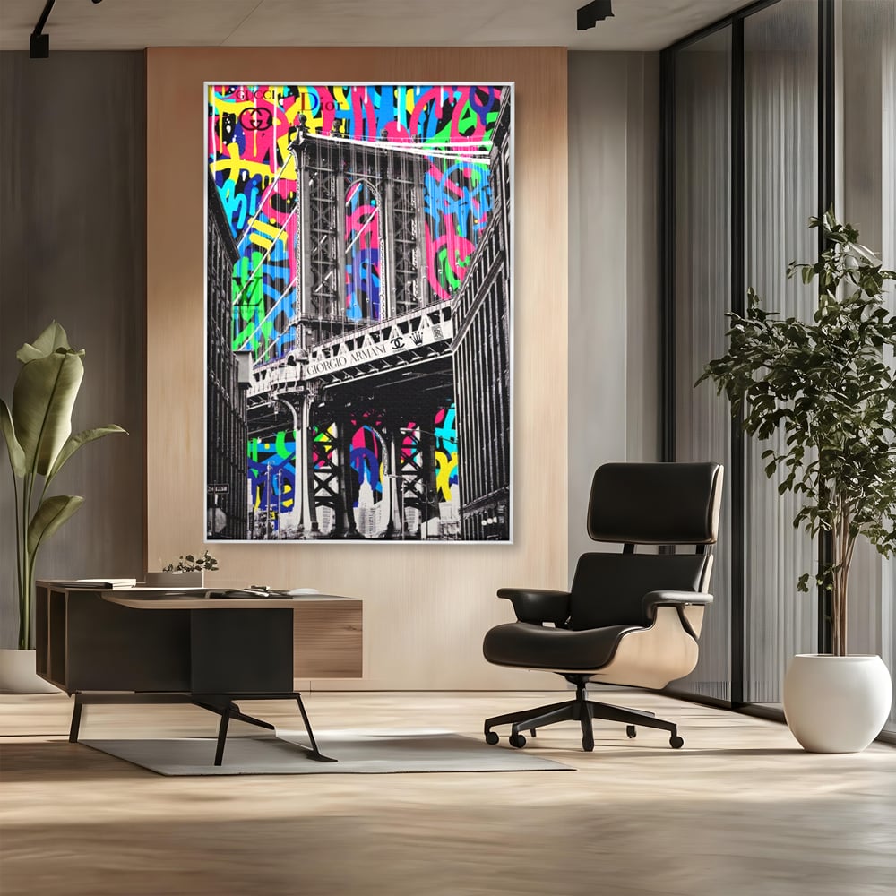 Tablou canvas cu tablou canvas cu pod si graffiti, in rama de aluminiu argintiu, pe perete intr-un birou
