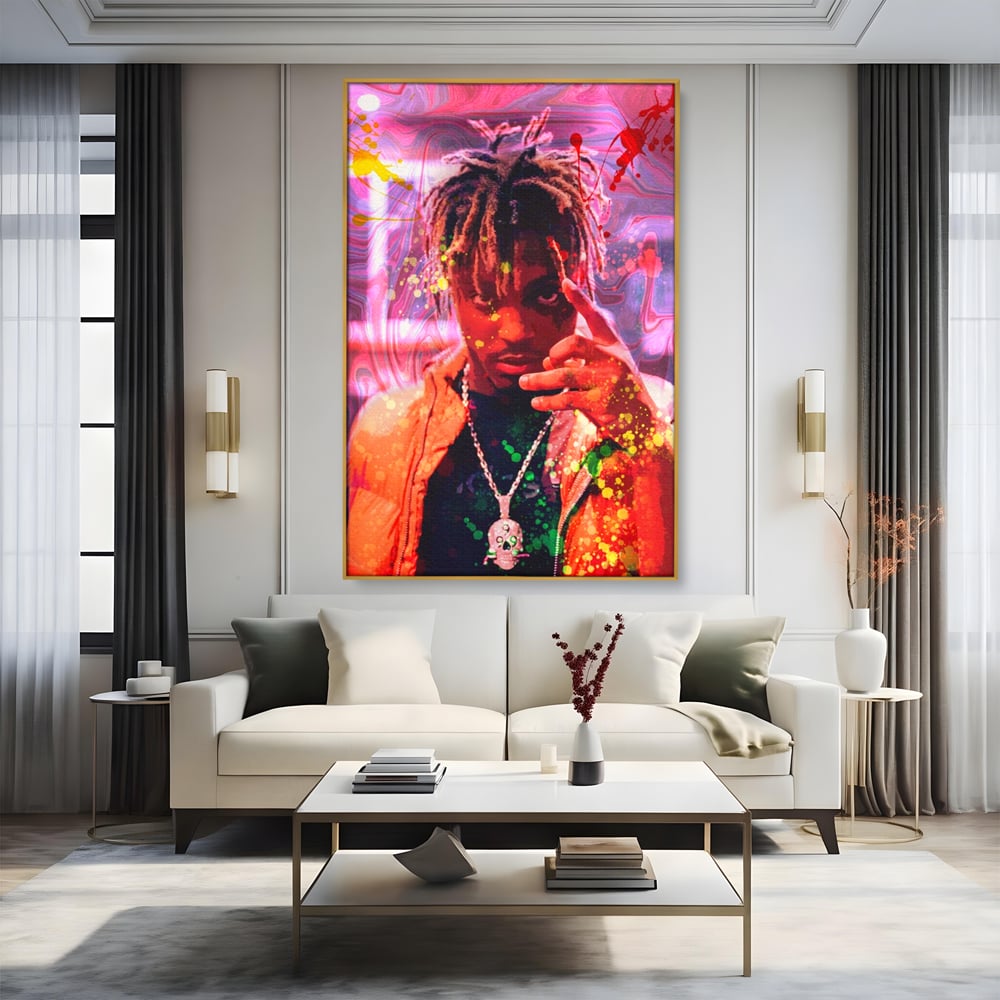 Tablou canvas cu tablou portret juice wrld, in rama de aluminiu auriu, pe perete intr-un living